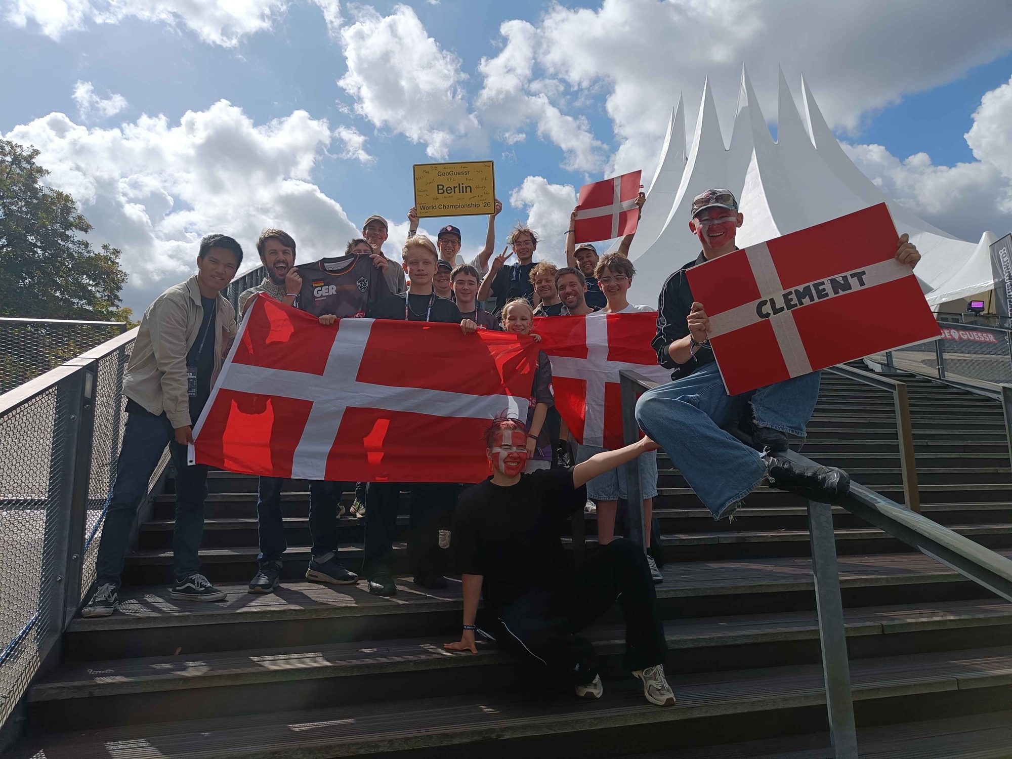 Danske GeoGuessr-fans med Dannebrog ved World Championship '26 i Berlin